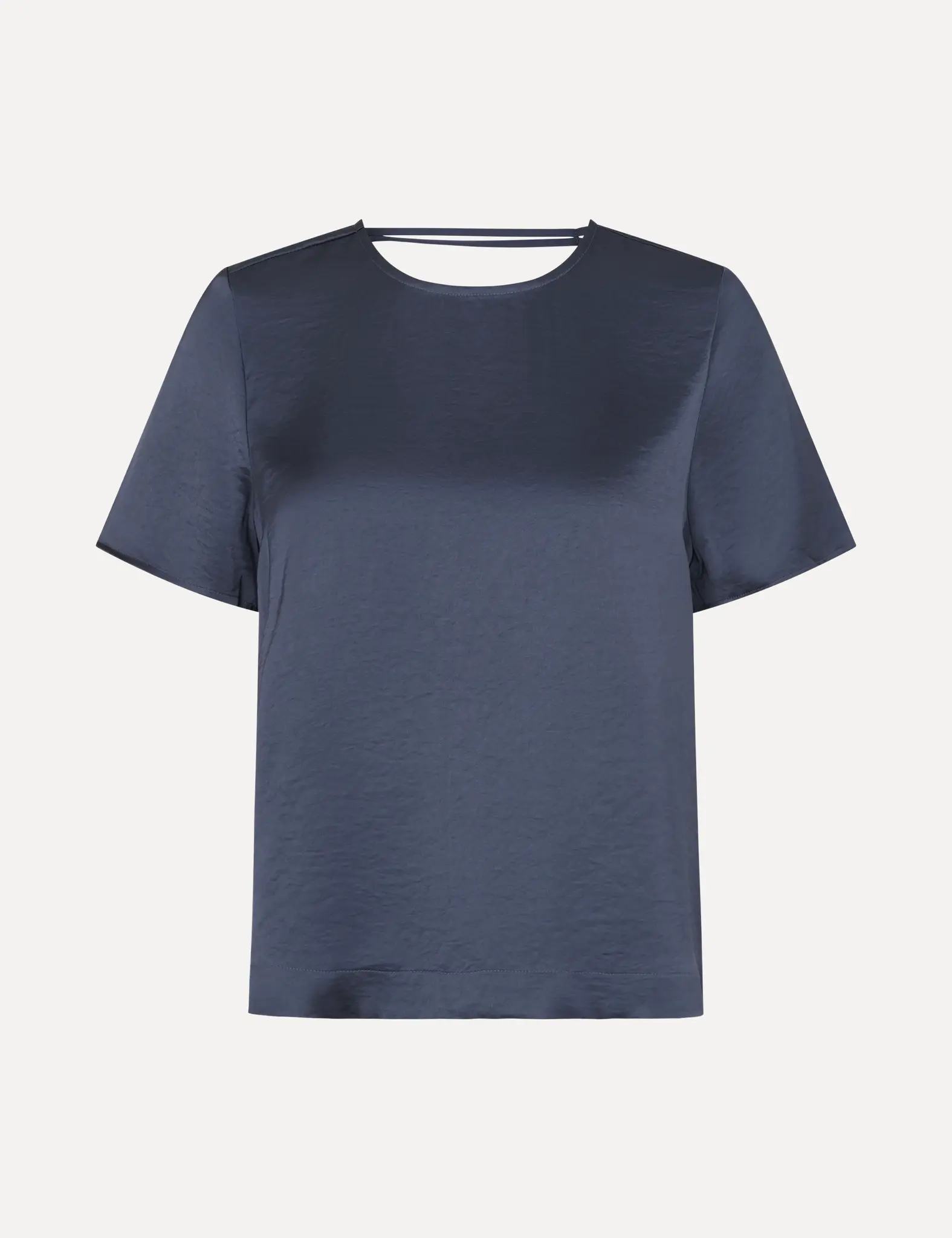 MBYM blouse détail dos ouvert Nivara 2. Cette blouse incarne une simplicité pure avec un détail de dos ouvert raffiné qui...