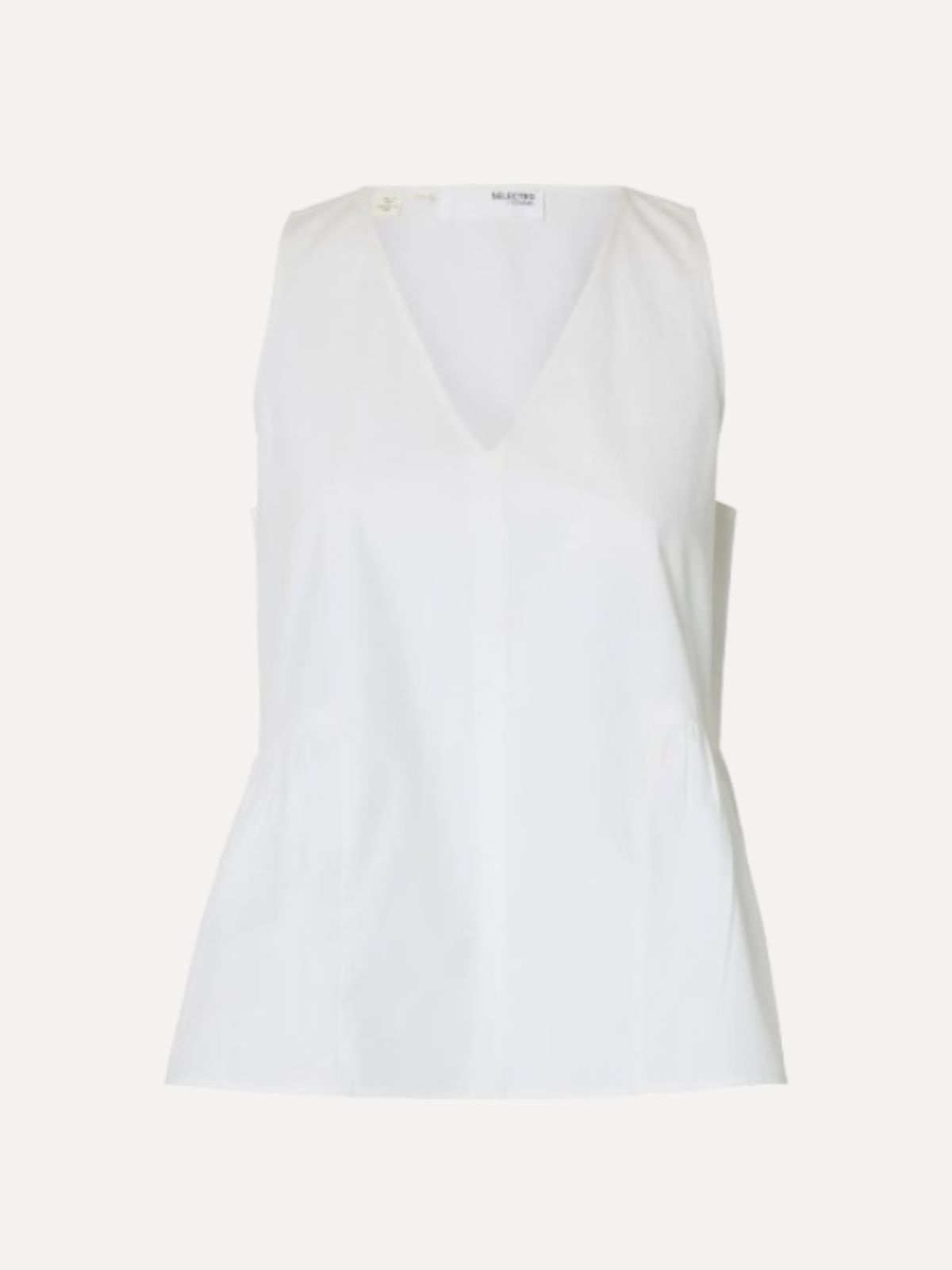 Selected mouwloze top Blair 2. Een witte top die de basis vormt van je outfit, maar dan met een subtiele twist. De V-hals...