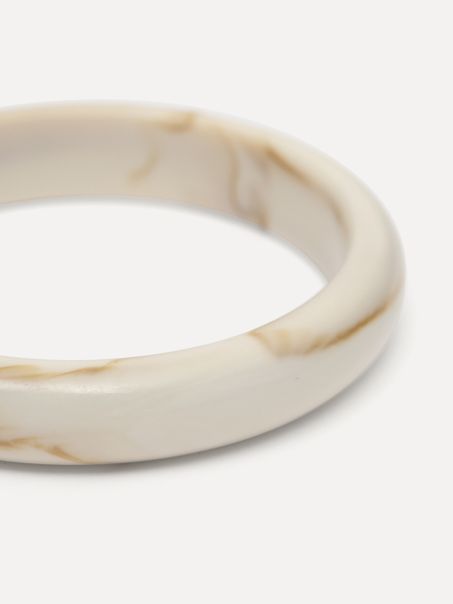 Les Soeurs bracelet en résine 2. Douceur raffinée - ce bracelet en résine crème au délicat motif marbré incarne l’éléganc...