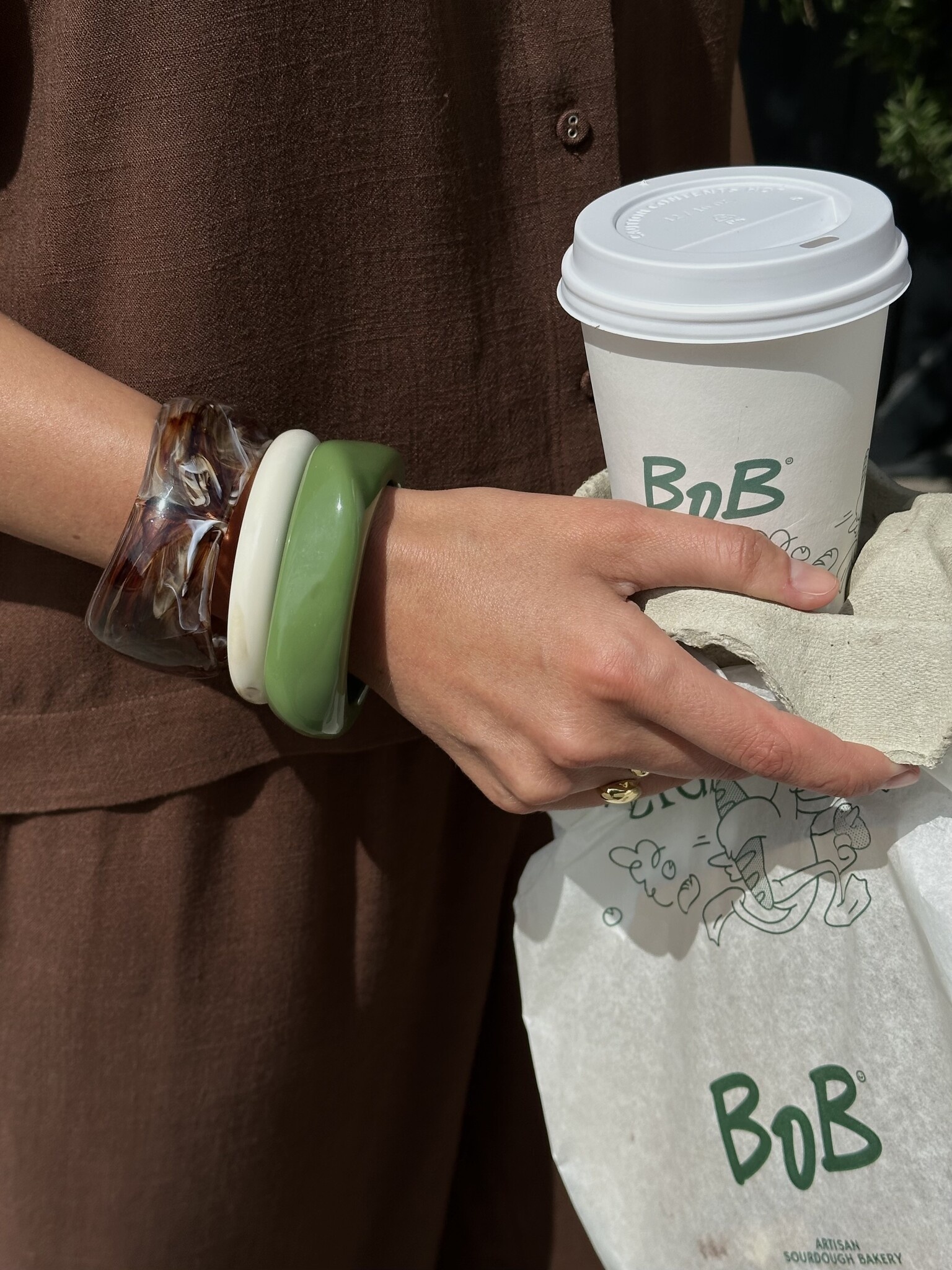 Les Soeurs bracelet en résine 3. Douceur raffinée - ce bracelet en résine crème au délicat motif marbré incarne l’éléganc...