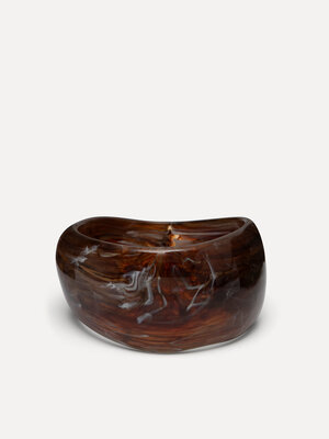 Resin Bangle. Tijdloos met een twist - deze zwarte resin armband is een elegant statement piece op zich, maar komt ook pr...