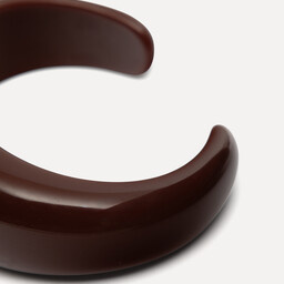 Les Soeurs resin Bangle 2. Burgundy beauty. Deze ronde armband voegt een rijke, stijlvolle touch toe aan je herfstlooks. ...