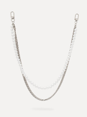 Broekketting. Een subtiel statement dat je look net even doorbreekt. De dubbele chain volgt je silhouet en speelt met lag...
