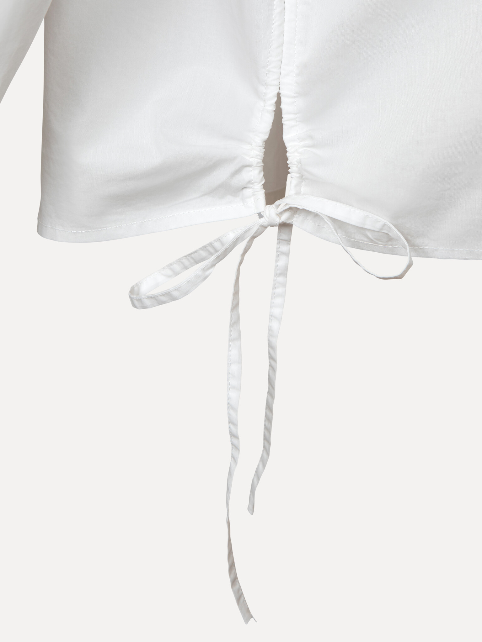 Les Soeurs strikdetail blouse Davis 4. Een wit hemd blijft een favoriet, maar juist de onverwachte details maken het bijz...