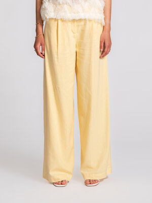 Pantalon Sadie. Une touche d’été. Avec sa coupe ample et son tissu léger, ce pantalon suit vos mouvements avec fluidité, ...