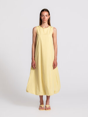 Robe Flora. Une silhouette forte dans la couleur du soleil du matin. Le haut ajusté contraste avec le bas volumineux, cré...
