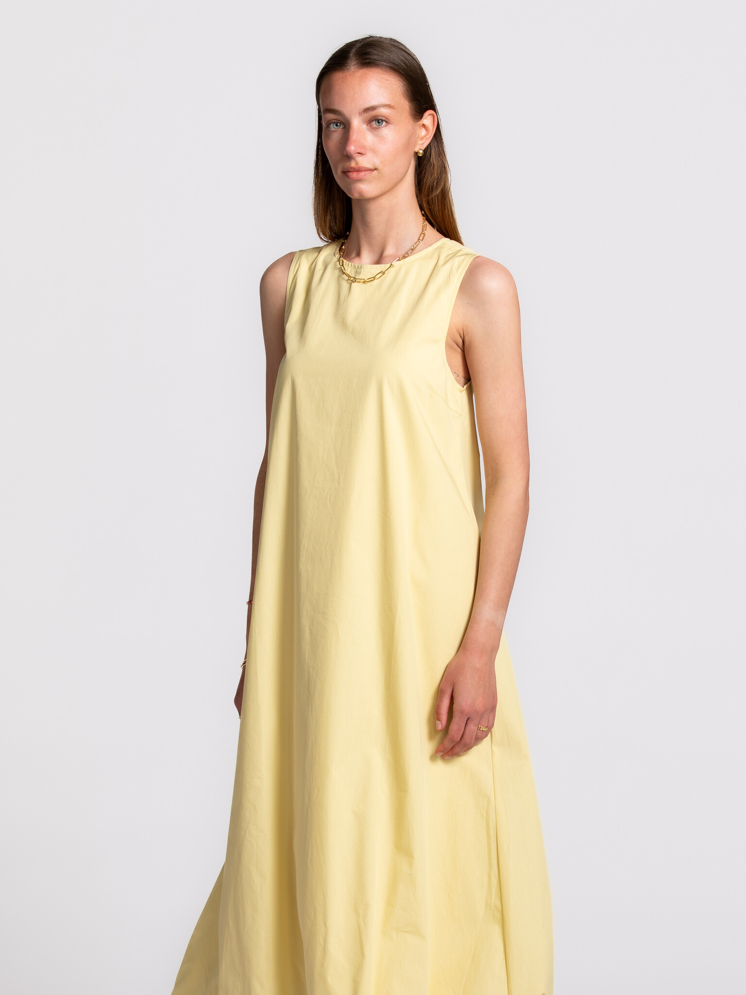 Edited robe ballon Flora 3. Une silhouette forte dans la couleur du soleil du matin. Le haut ajusté contraste avec le bas...