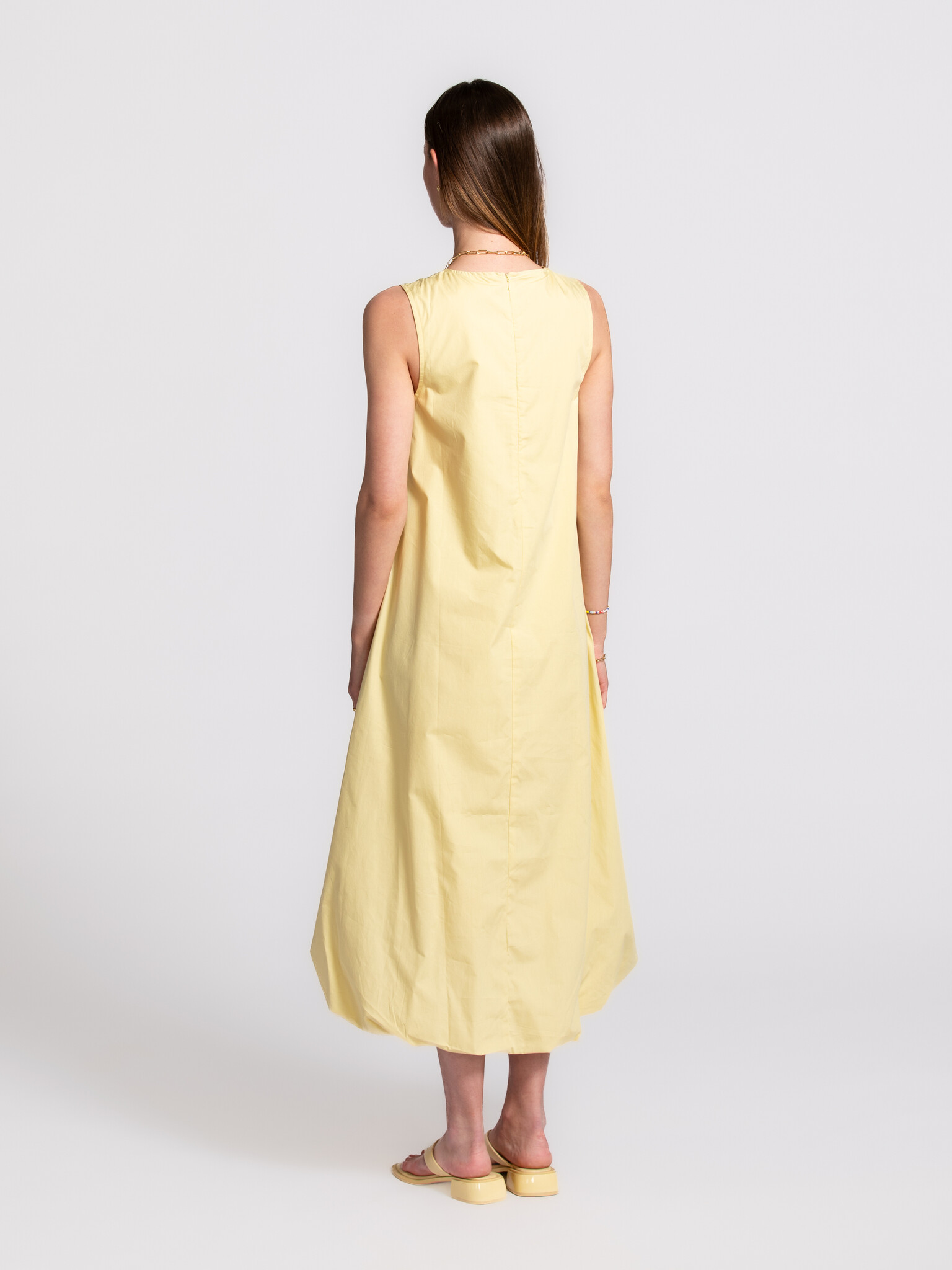 Edited robe ballon Flora 5. Une silhouette forte dans la couleur du soleil du matin. Le haut ajusté contraste avec le bas...