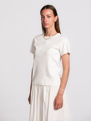 T-shirt Alexis. Simplicity at its best. This white T-shirt combines a classic round neckline with a refined ribbed textur...