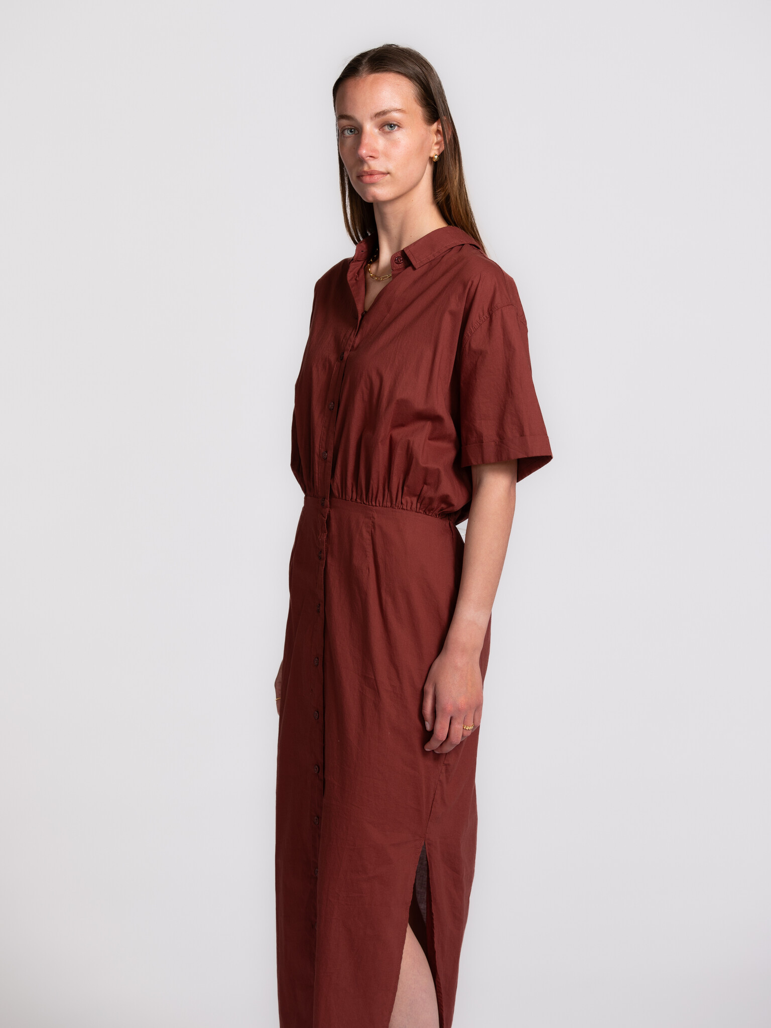 Les Soeurs robe midi Jovi 3. Une élégance naturelle. Les finitions subtiles et la coupe raffinée créent une allure calme ...