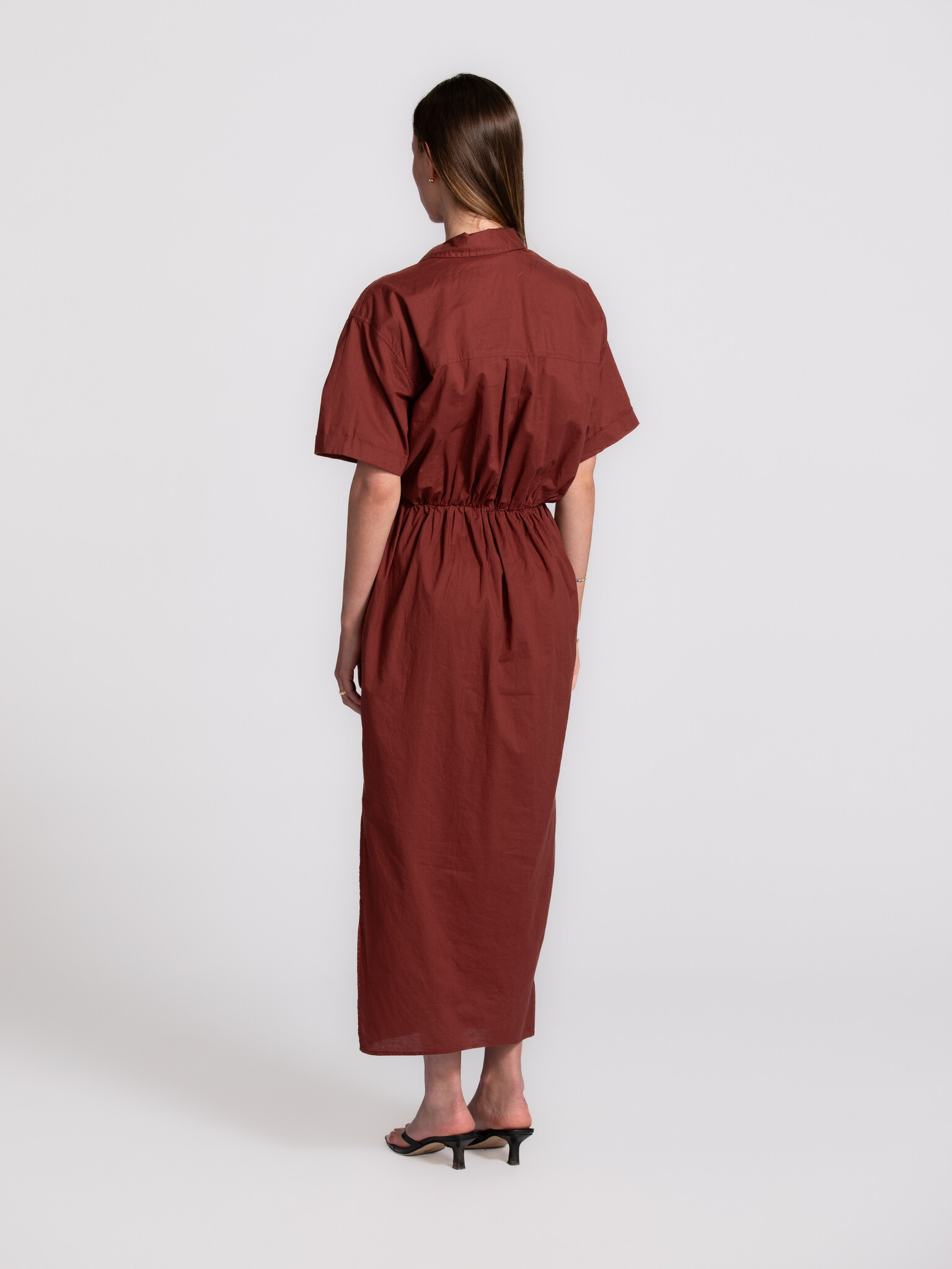 Les Soeurs robe midi Jovi 5. Une élégance naturelle. Les finitions subtiles et la coupe raffinée créent une allure calme ...