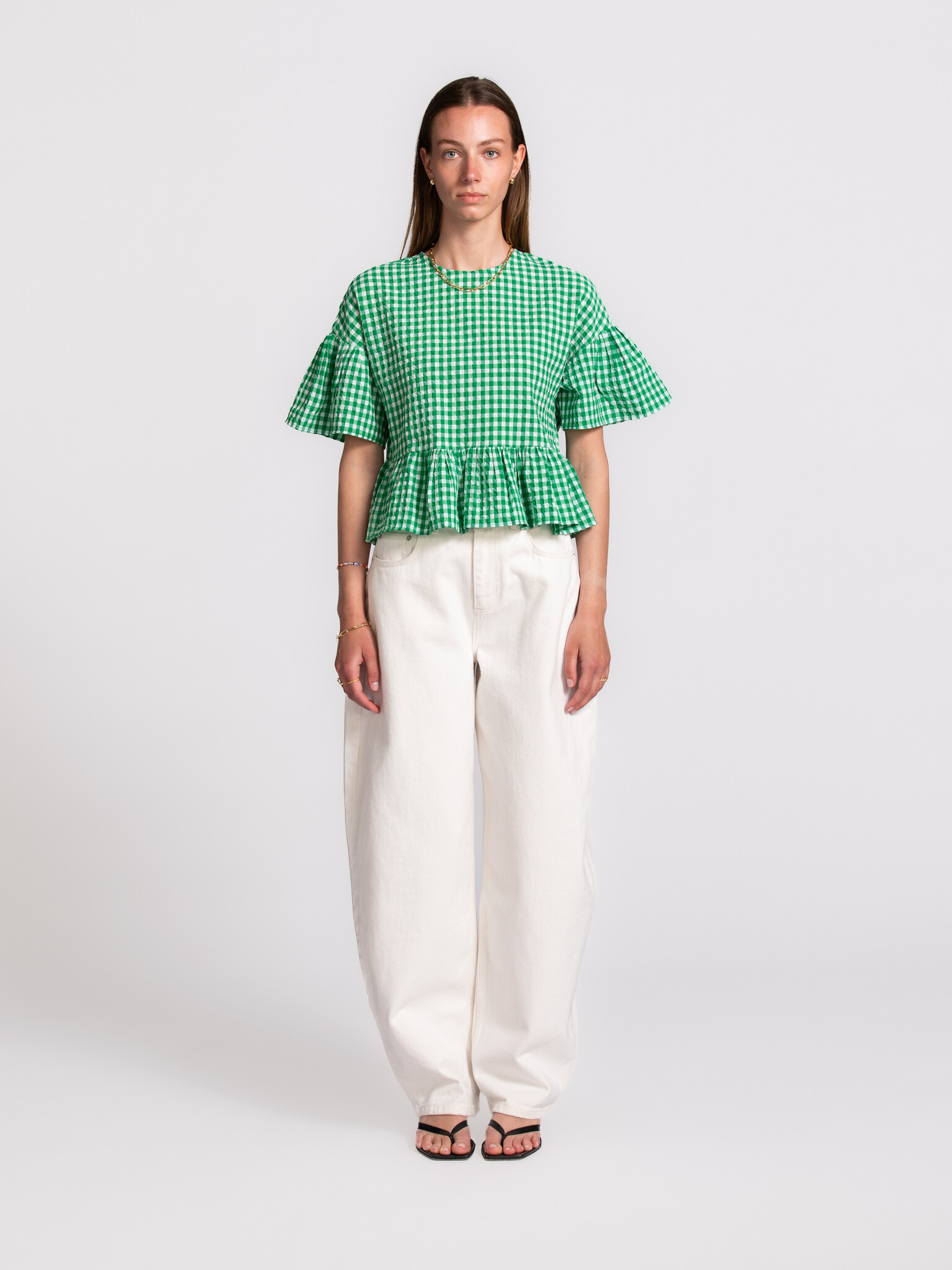 Edited blouse vichy Tuala 3. Frais, ludique et un peu audacieux. La blouse associe une coupe légère à un imprimé vichy jo...