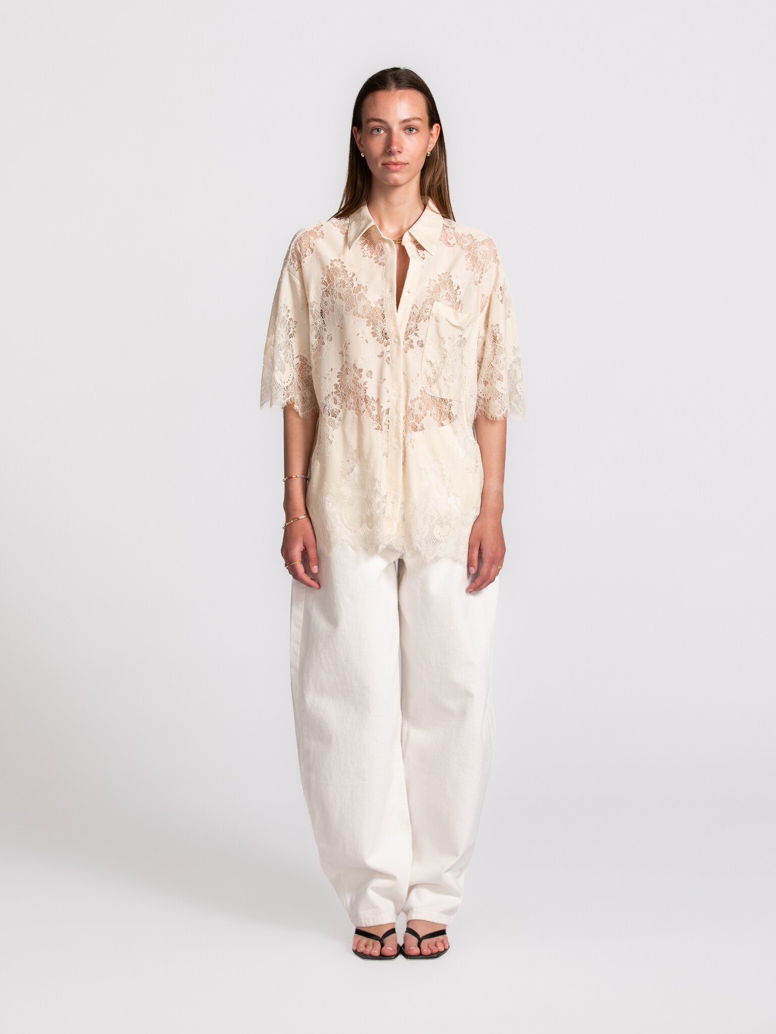 Edited lace blouse Bella 3. Soft floral patterns and a relaxed fit come together in this lace blouse. The sheer fabric su...