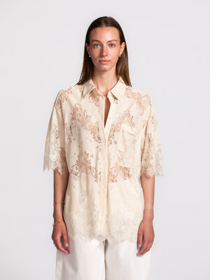 Chemise Bella. Des motifs floraux délicats et une coupe ample se rencontrent dans cette blouse en dentelle. La transparen...
