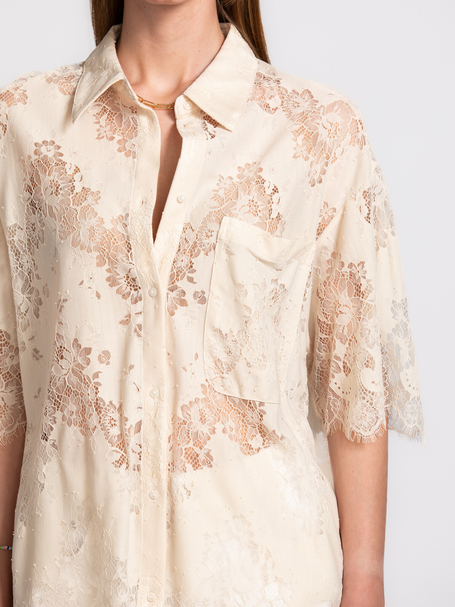 Edited lace blouse Bella 4. Soft floral patterns and a relaxed fit come together in this lace blouse. The sheer fabric su...