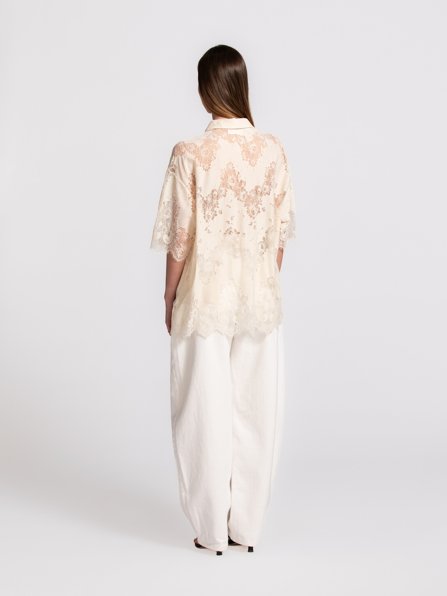 Edited lace blouse Bella 5. Soft floral patterns and a relaxed fit come together in this lace blouse. The sheer fabric su...