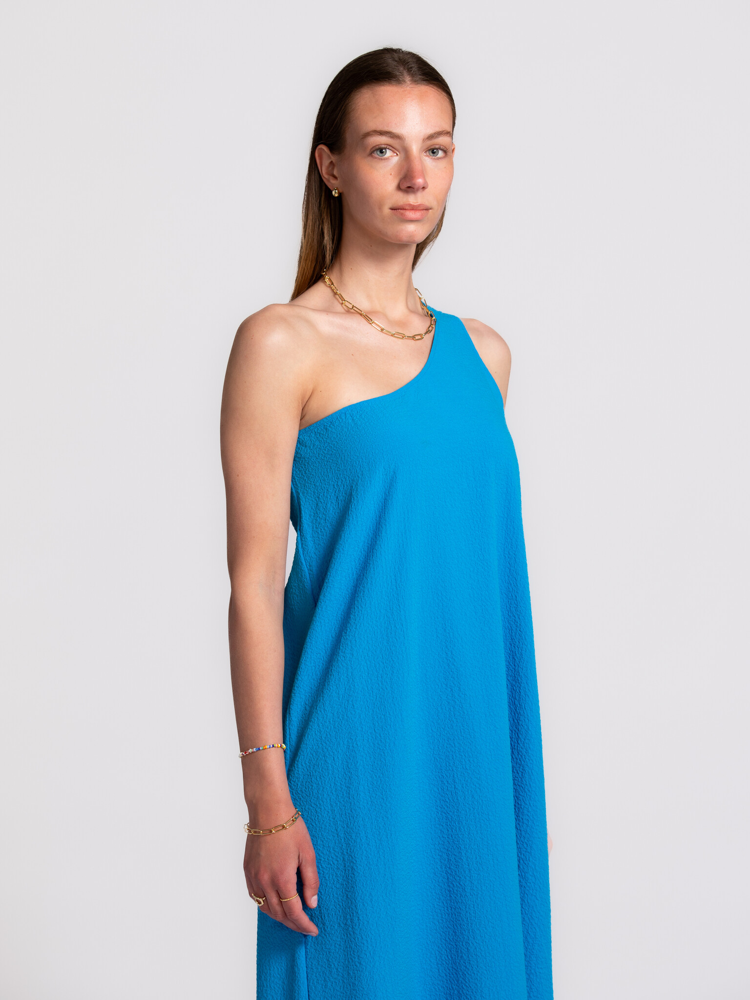 Les Soeurs one shoulder jurk Robine 3. De kleur doet het werk. Diep blauw, helder en aanwezig, zonder te overdrijven. De ...