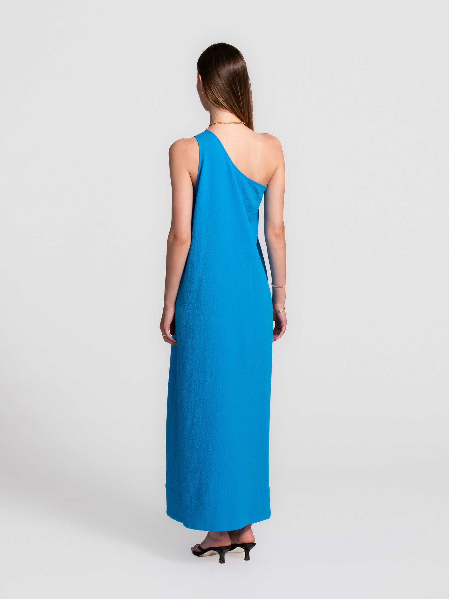 Les Soeurs one shoulder jurk Robine 4. De kleur doet het werk. Diep blauw, helder en aanwezig, zonder te overdrijven. De ...