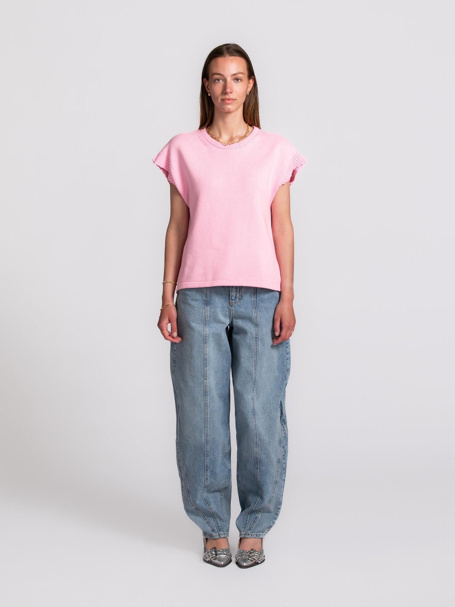 Le Marais pull sans manches Mellie 3. Ce pull sans manches associe une sensation de légèreté à une teinte rose fraîche qu...