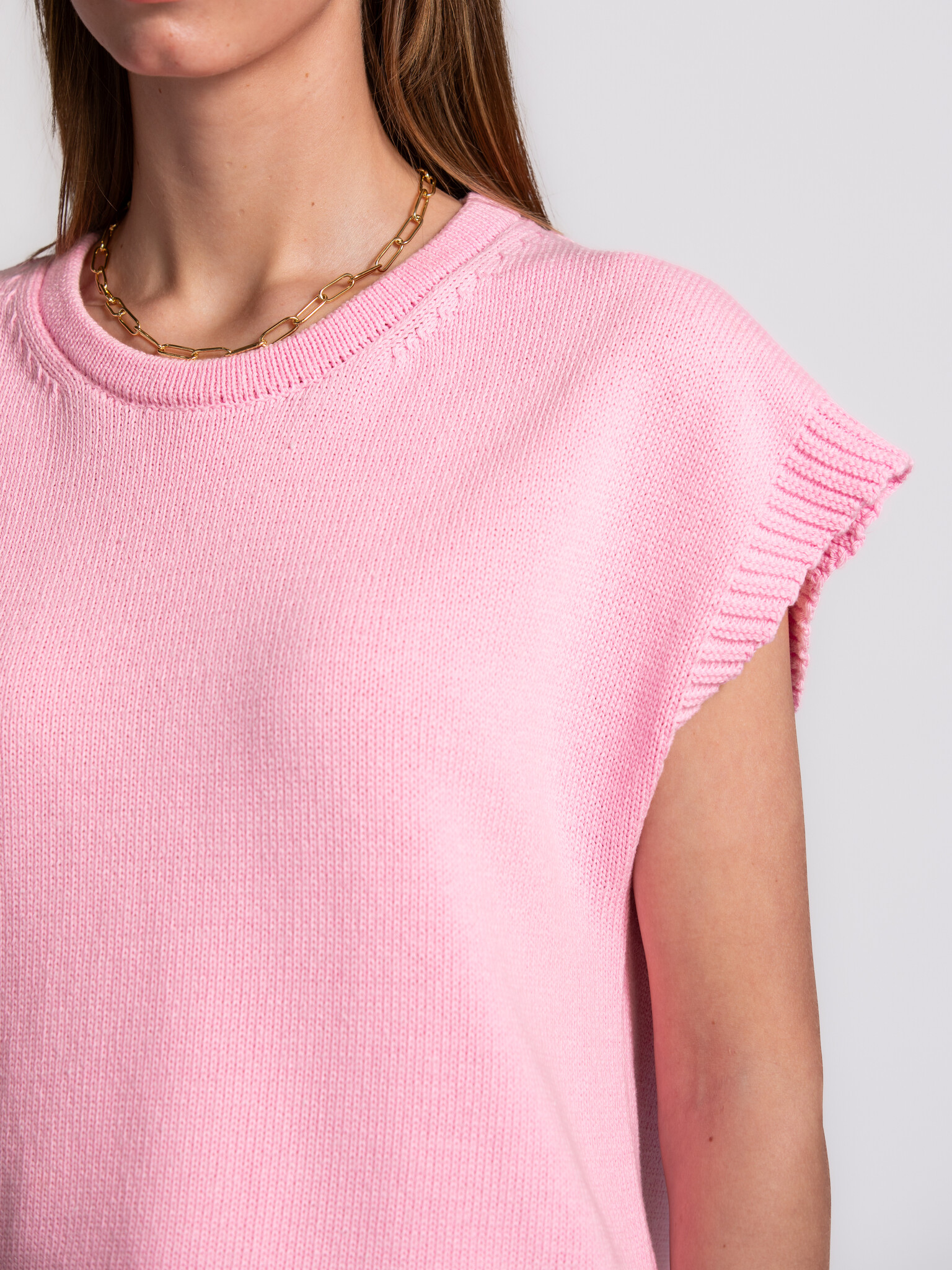 Le Marais pull sans manches Mellie 4. Ce pull sans manches associe une sensation de légèreté à une teinte rose fraîche qu...
