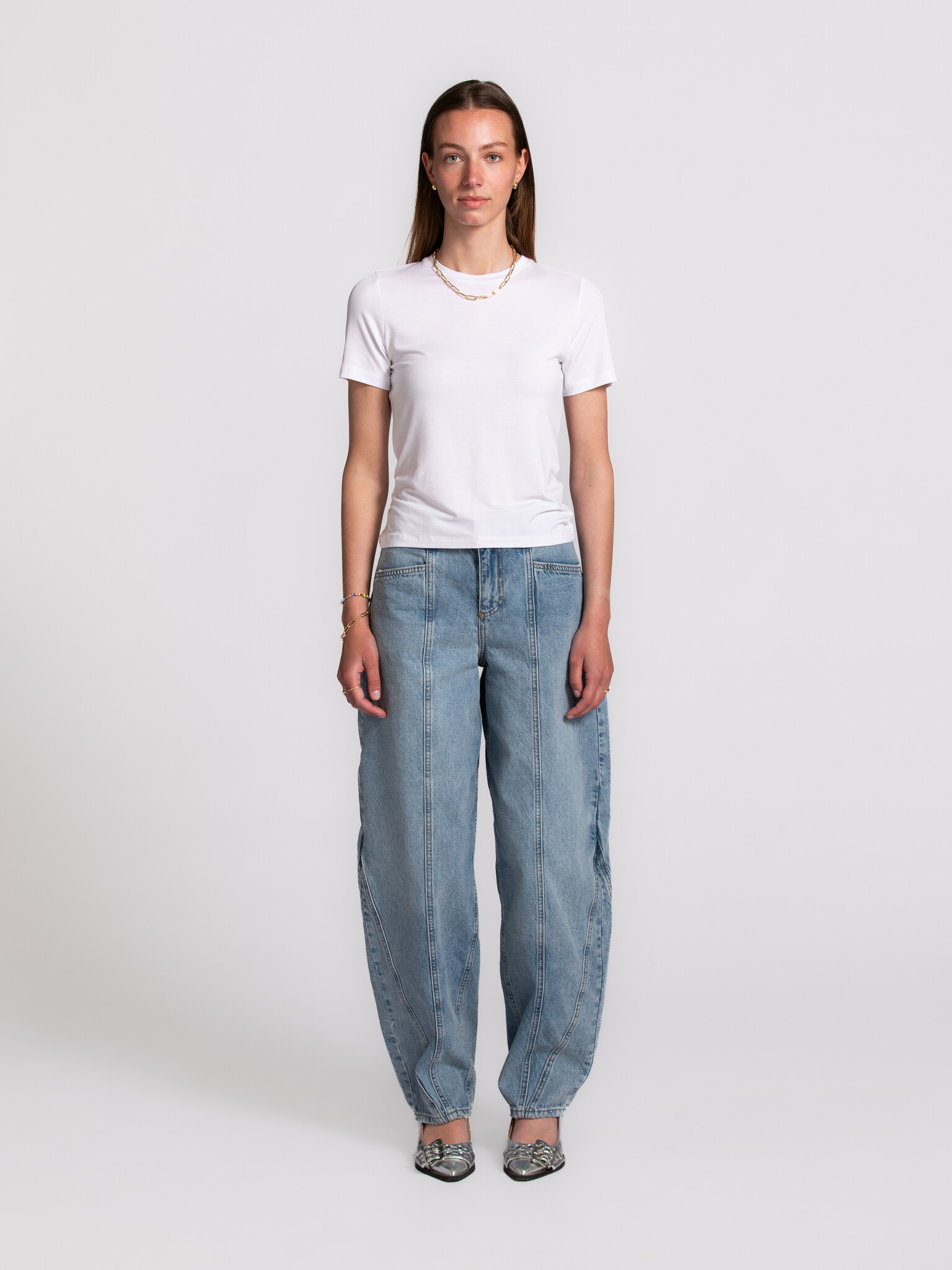 MBYM T-shirt coupe ajustée Julie 3. Votre indispensable au quotidien. Ce basique est une pièce qui fonctionne toujours : ...