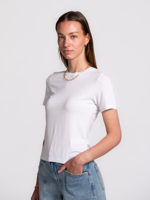 T-shirt Julie. Votre indispensable au quotidien. Ce basique est une pièce qui fonctionne toujours : coupe flatteuse, touc...