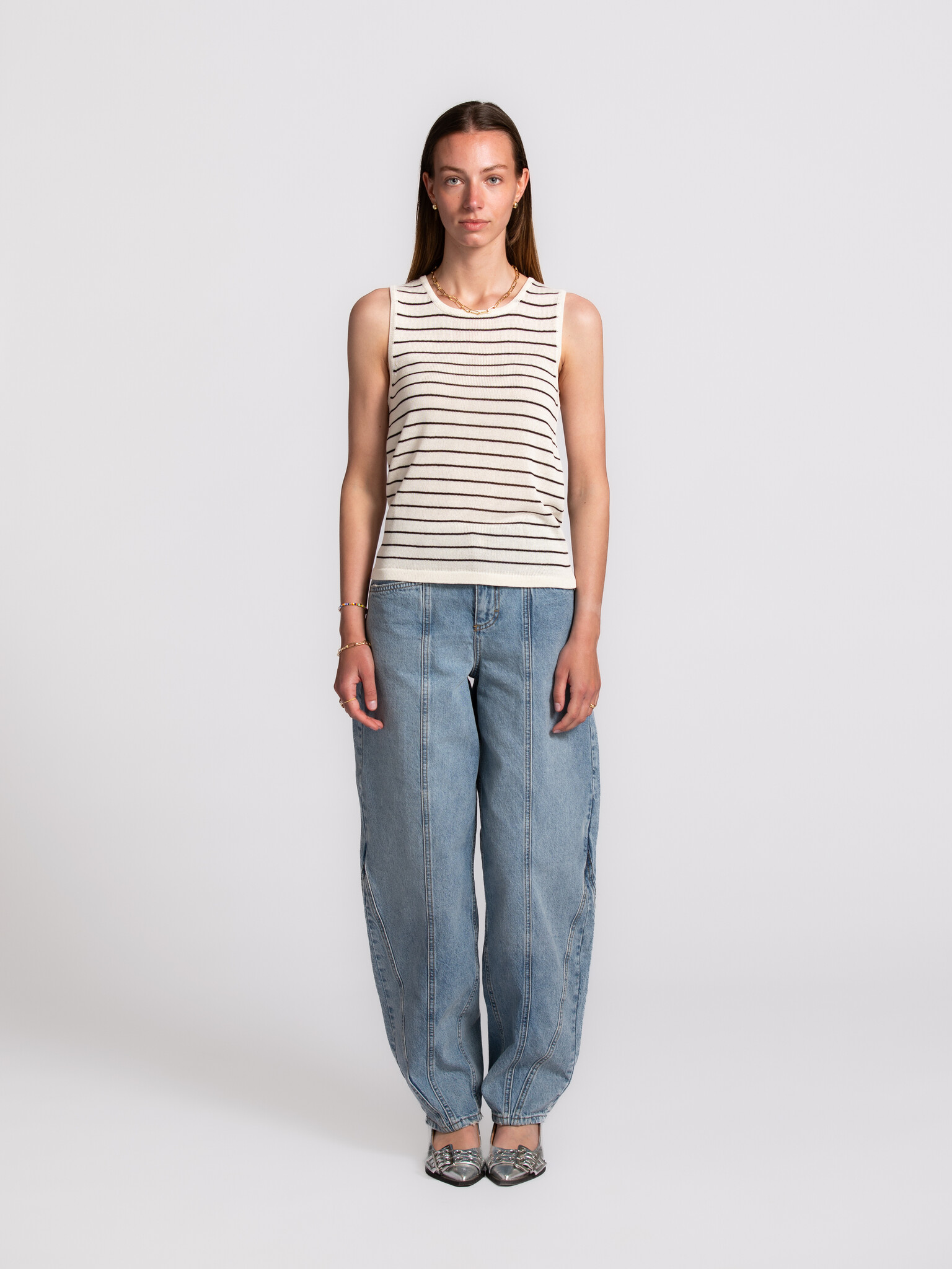 Selected gebreide top Moon 3. Fijne strepen, zachte knit, en een gevoel dat meteen klopt. Je trekt het aan en vertrekt, z...