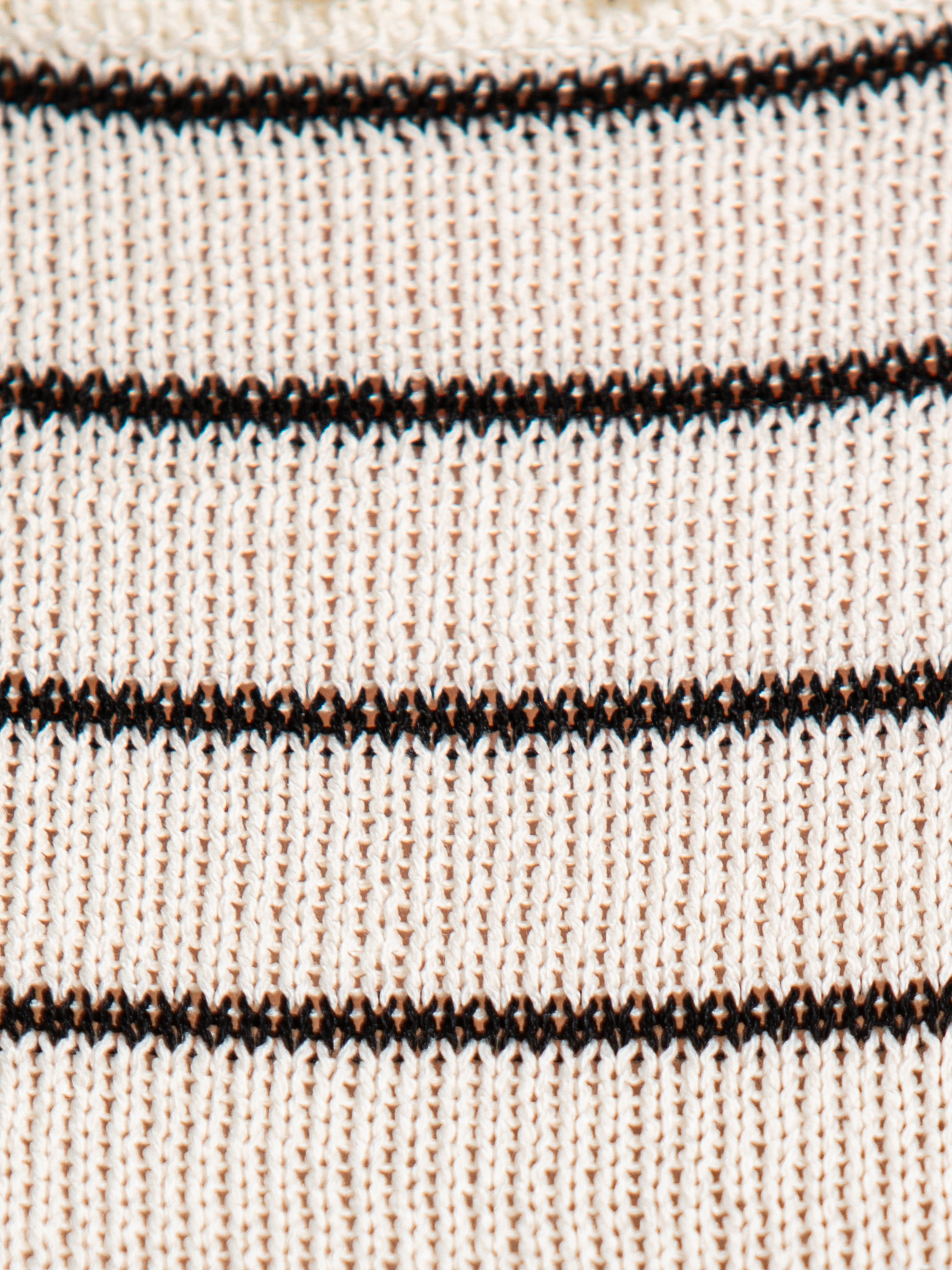 Selected gebreide top Moon 6. Fijne strepen, zachte knit, en een gevoel dat meteen klopt. Je trekt het aan en vertrekt, z...