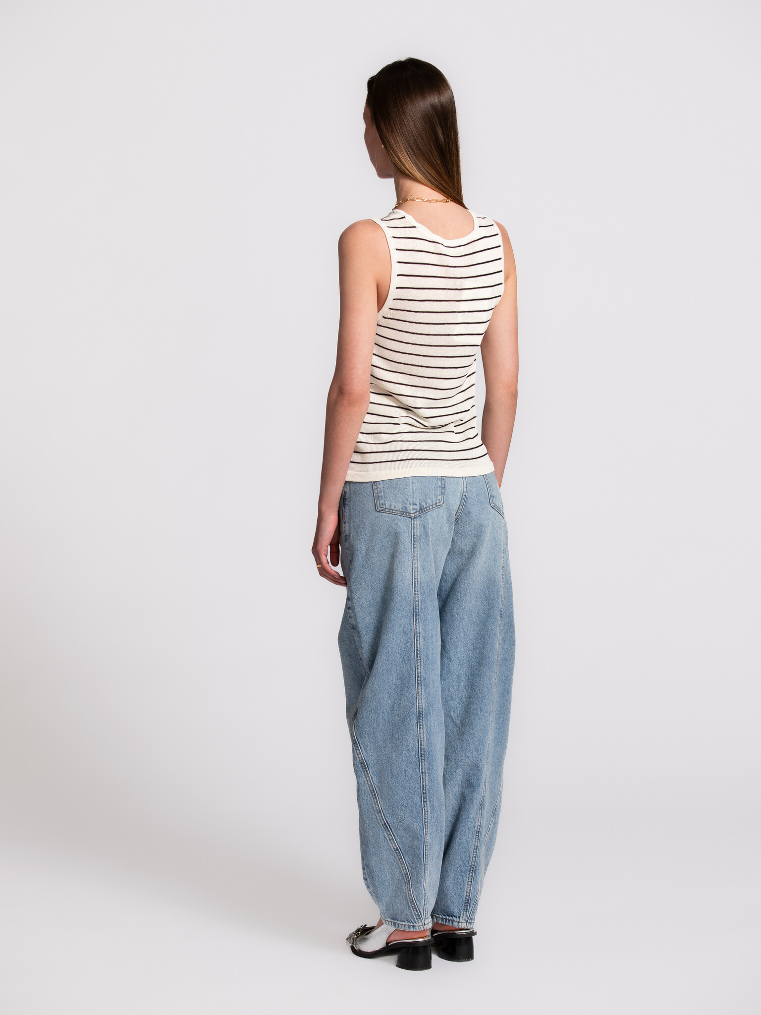 Selected gebreide top Moon 5. Fijne strepen, zachte knit, en een gevoel dat meteen klopt. Je trekt het aan en vertrekt, z...