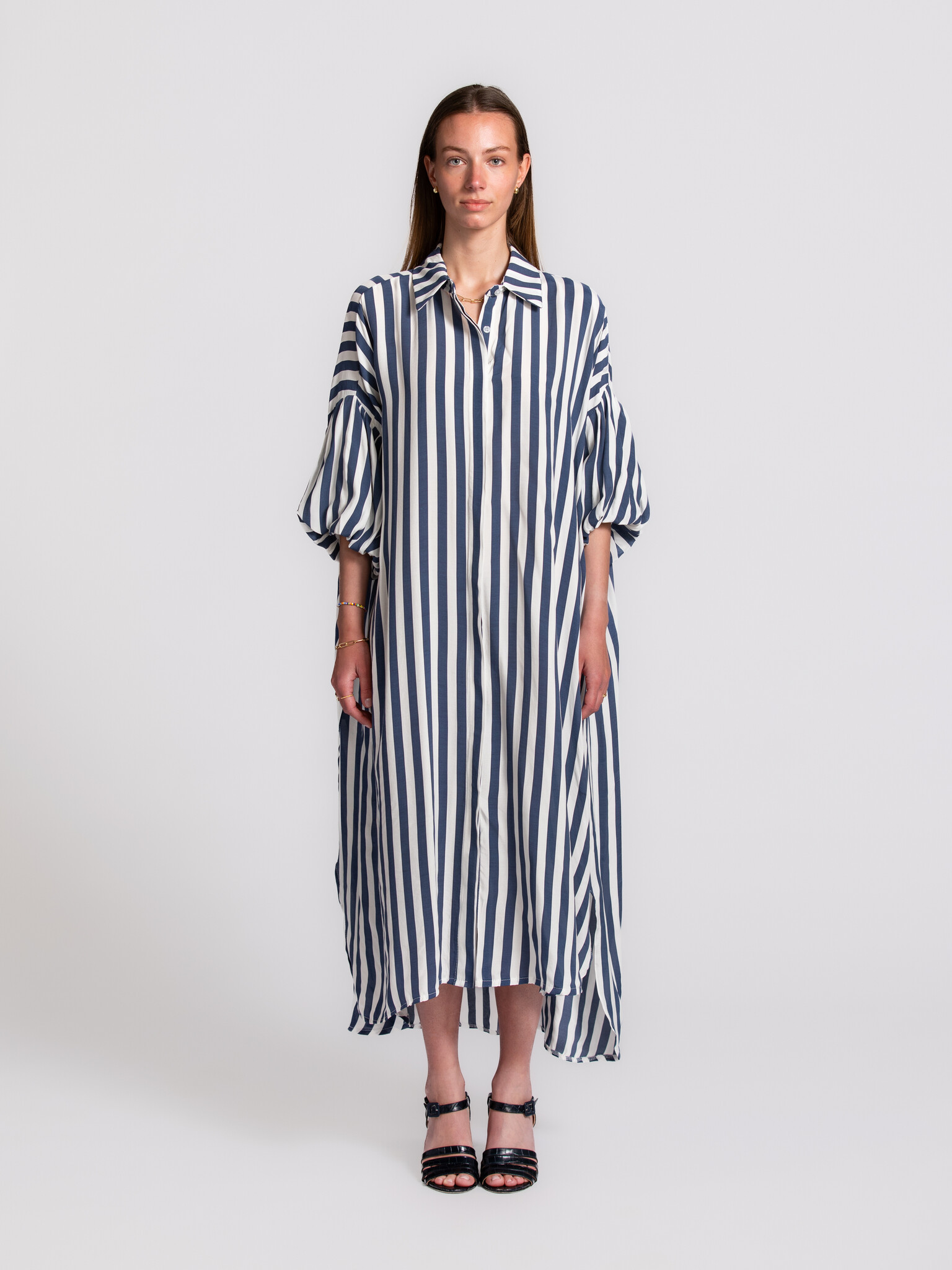 Le Marais robe à rayures Daniel 1. Des rayures qui font sensation. Cette robe associe un motif classique à des manches bo...