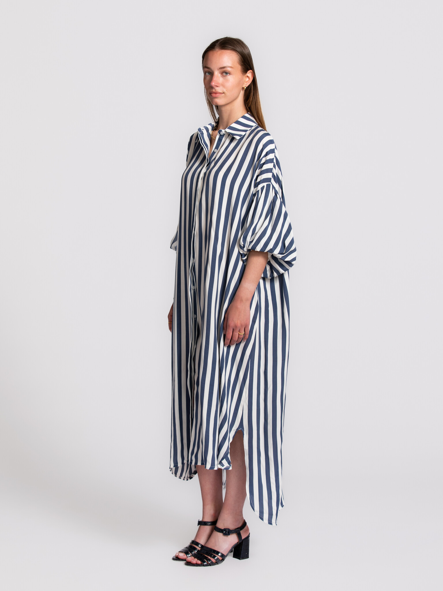 Le Marais robe à rayures Daniel 3. Des rayures qui font sensation. Cette robe associe un motif classique à des manches bo...