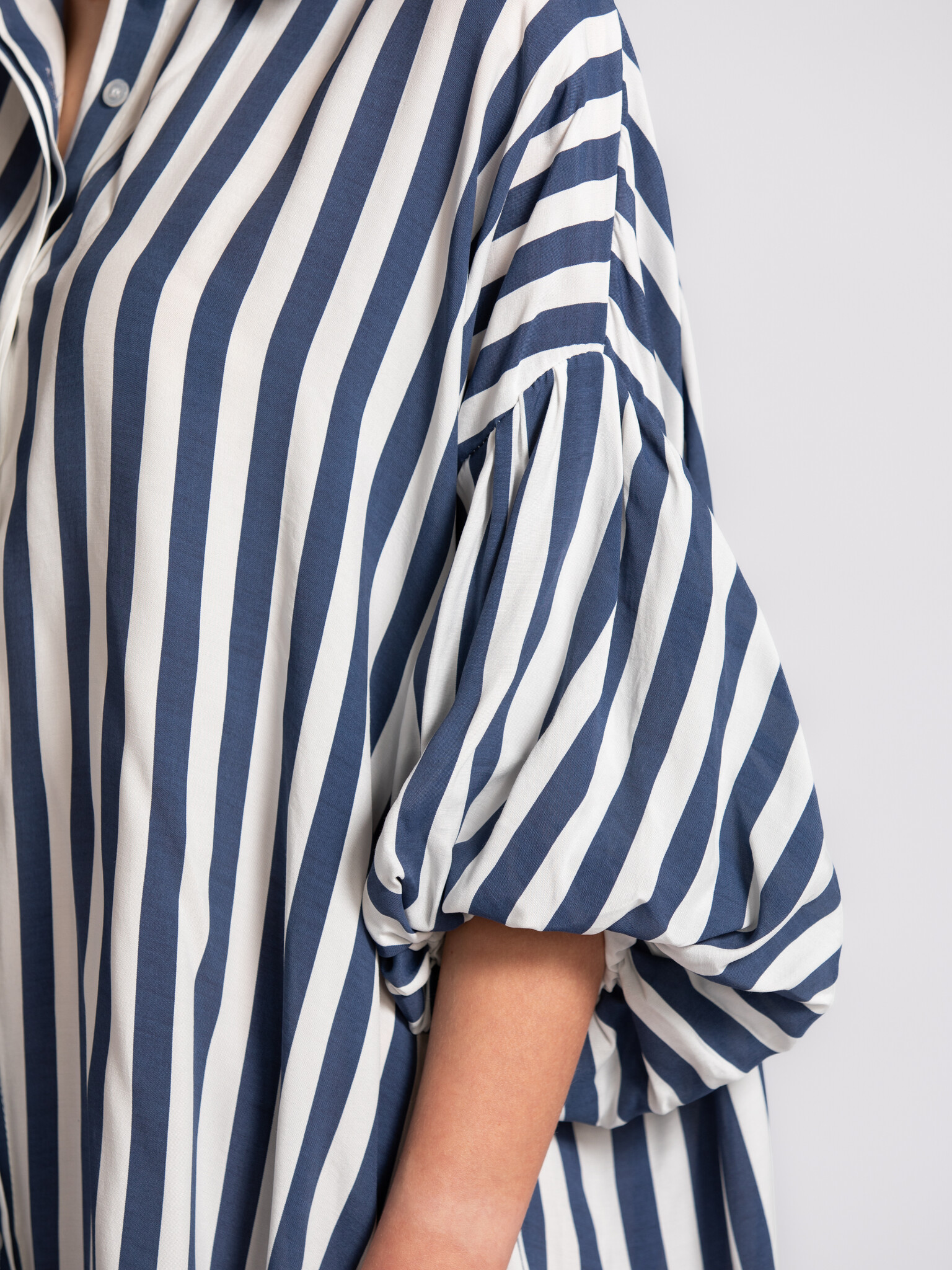 Le Marais robe à rayures Daniel 4. Des rayures qui font sensation. Cette robe associe un motif classique à des manches bo...