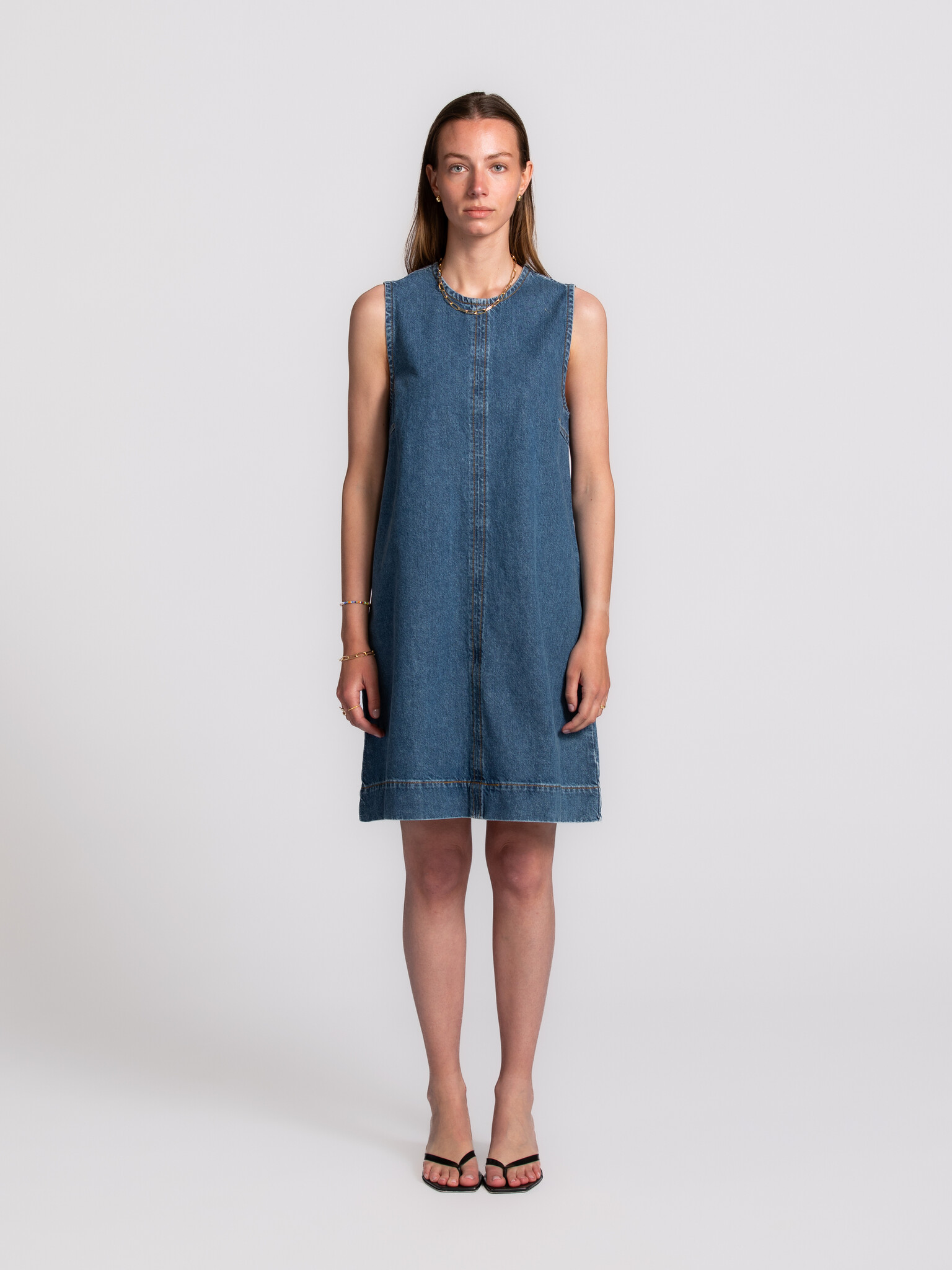 MBYM robe en jean Rhiann 1. L’allure effortless en une seule pièce. Avec son design sans manches et sa coupe ample, cette...