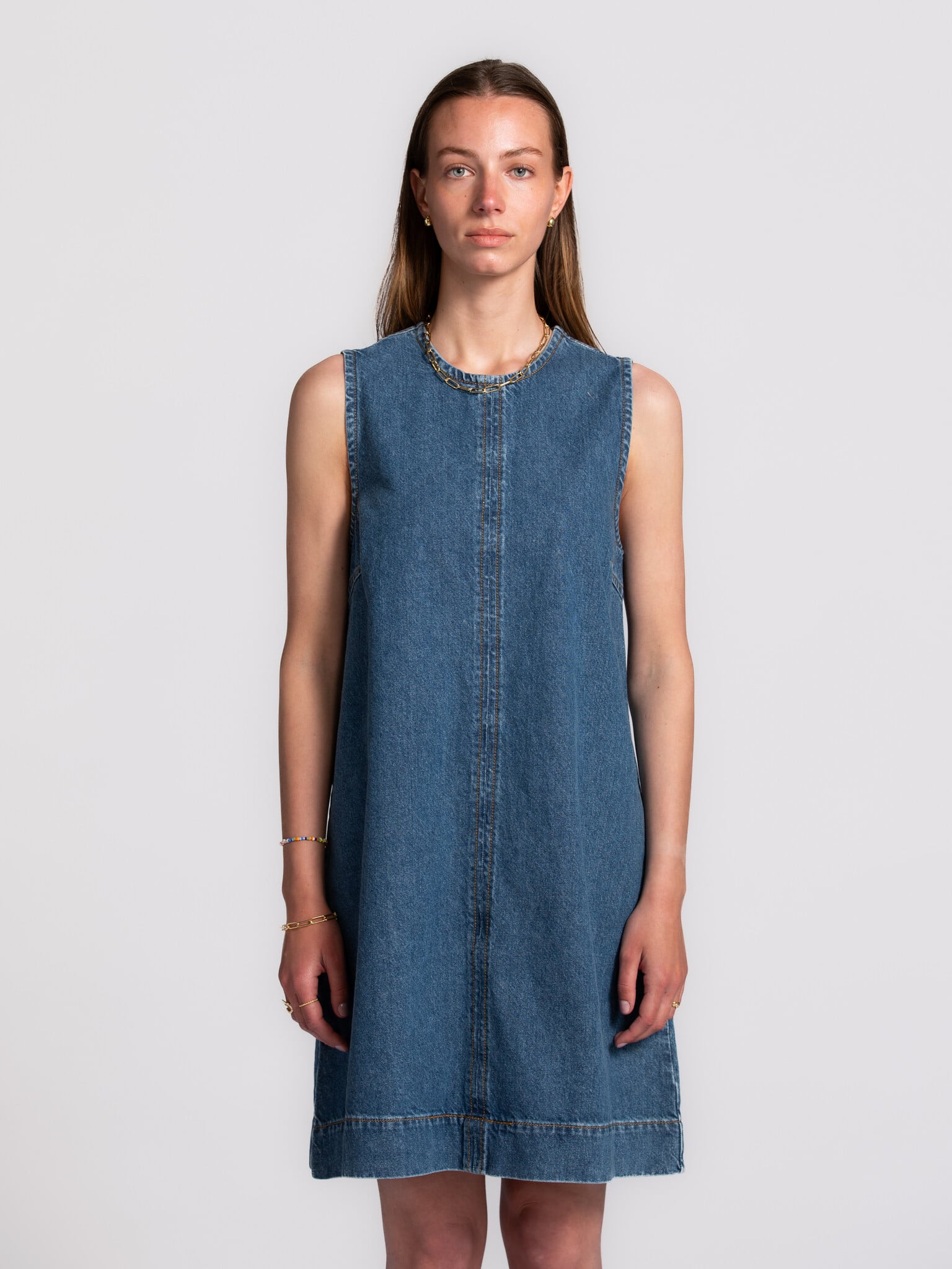 MBYM robe en jean Rhiann 3. L’allure effortless en une seule pièce. Avec son design sans manches et sa coupe ample, cette...