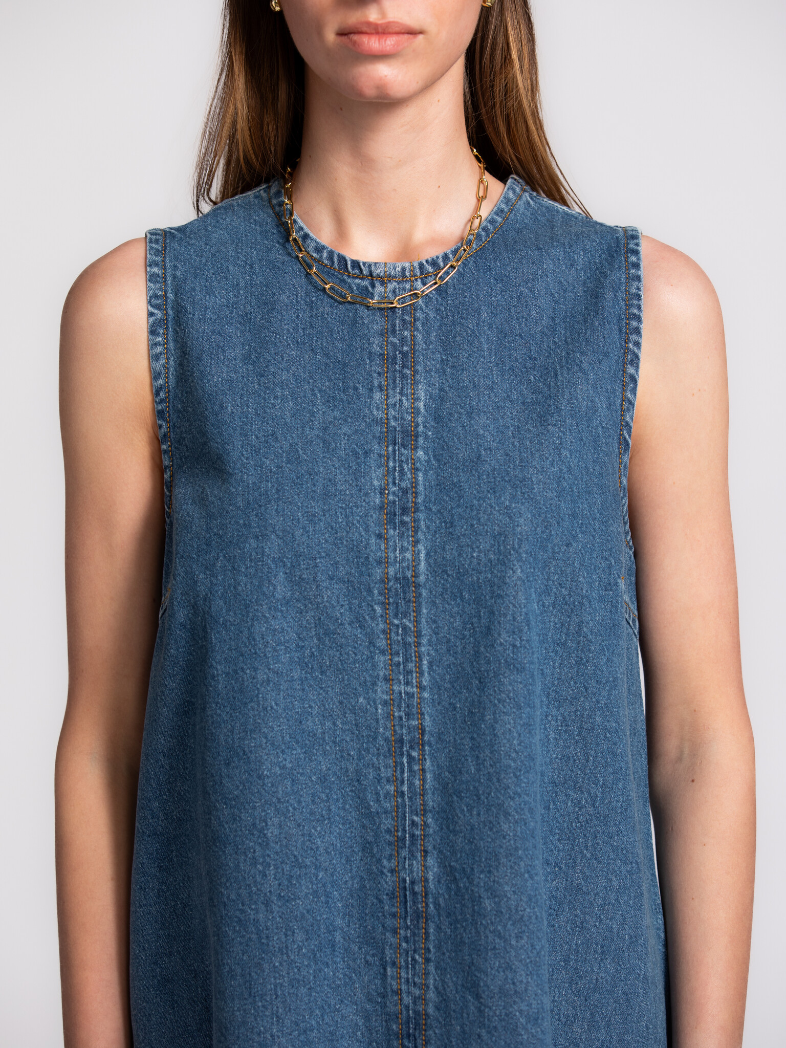 MBYM robe en jean Rhiann 4. L’allure effortless en une seule pièce. Avec son design sans manches et sa coupe ample, cette...