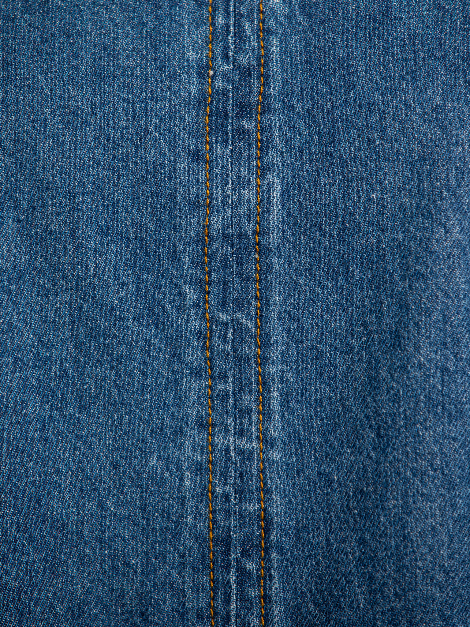 MBYM robe en jean Rhiann 6. L’allure effortless en une seule pièce. Avec son design sans manches et sa coupe ample, cette...