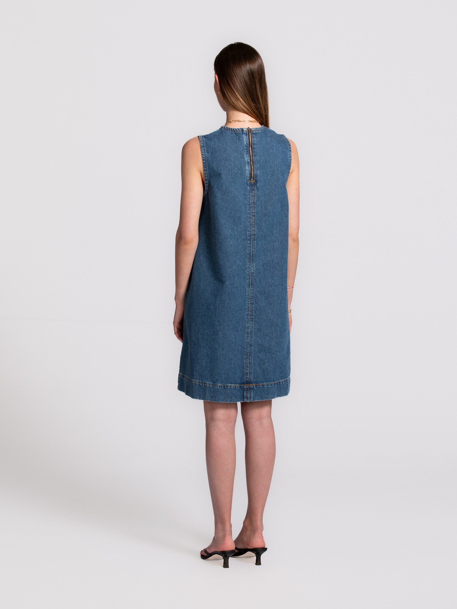 MBYM robe en jean Rhiann 5. L’allure effortless en une seule pièce. Avec son design sans manches et sa coupe ample, cette...