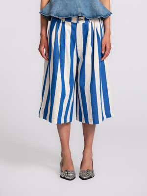 Bermuda Lynn. The fresh blue stripes give these bermuda shorts a relaxed feel, while the wide fit adds extra movement and...