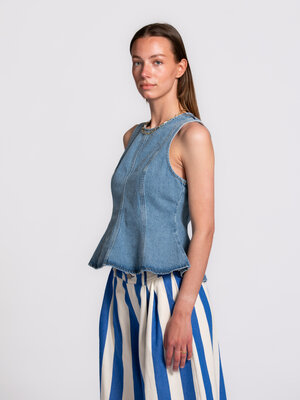 Top Brenda. A denim moment, with its fitted shape and subtle flare gives this top a beautiful look that moves with you ef...