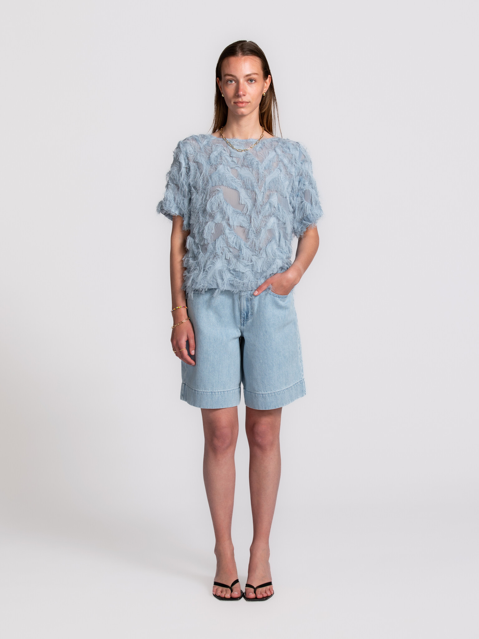 MBYM bermuda en denim Sanira Stellan 3. Rien n’évoque plus l’été que le denim sur peau nue. Grâce à ses jambes larges et ...