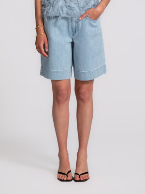 Bermuda Sanira Stellan. Rien n’évoque plus l’été que le denim sur peau nue. Grâce à ses jambes larges et à son délavage d...