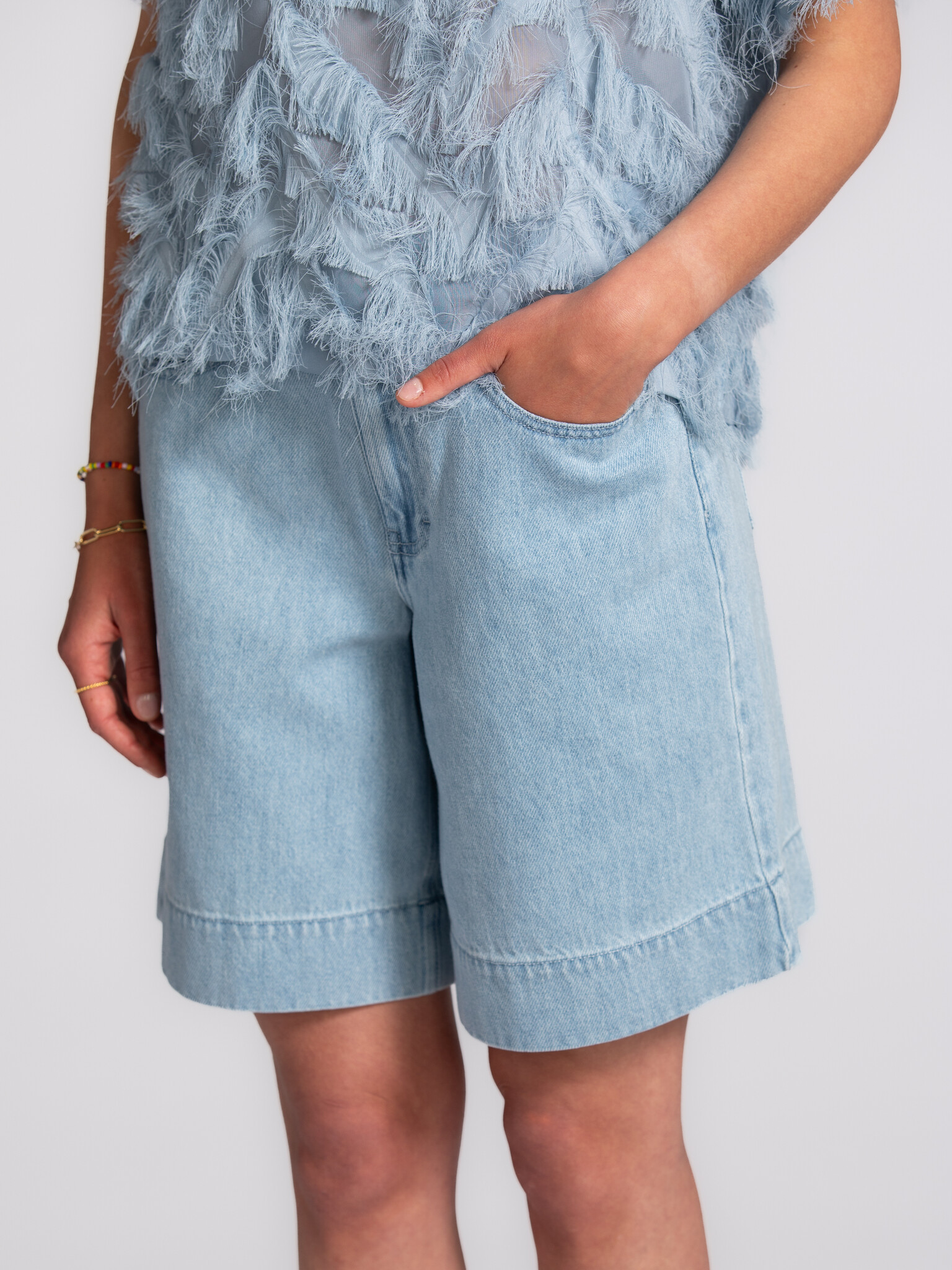 MBYM bermuda en denim Sanira Stellan 4. Rien n’évoque plus l’été que le denim sur peau nue. Grâce à ses jambes larges et ...
