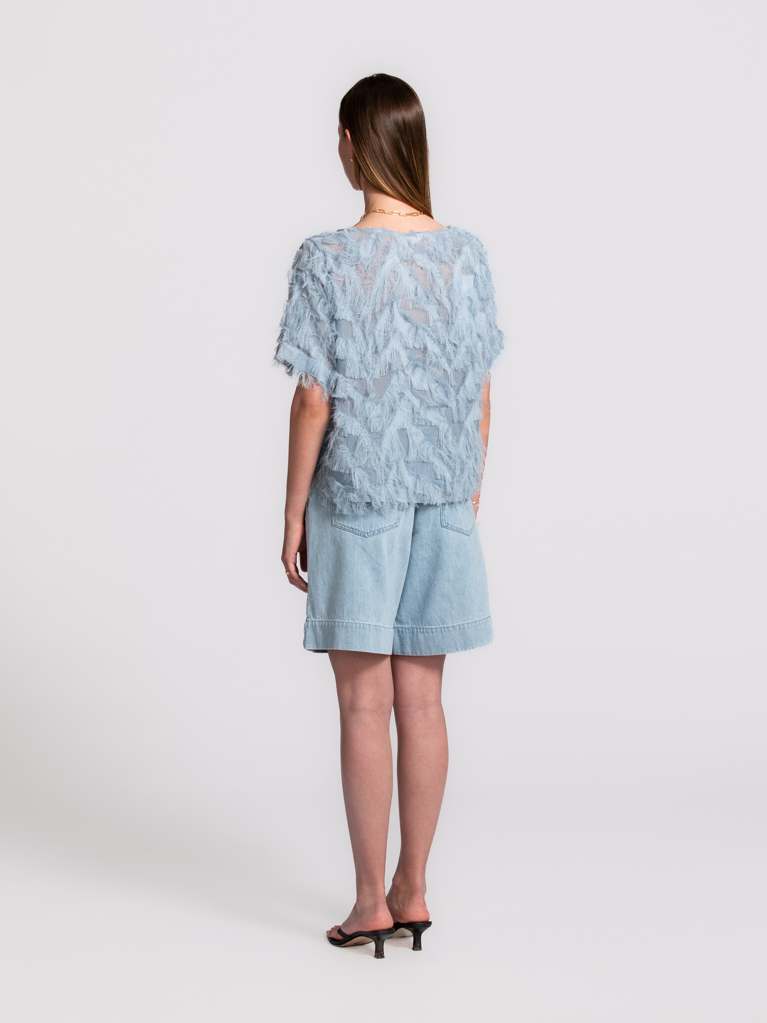 MBYM bermuda en denim Sanira Stellan 5. Rien n’évoque plus l’été que le denim sur peau nue. Grâce à ses jambes larges et ...