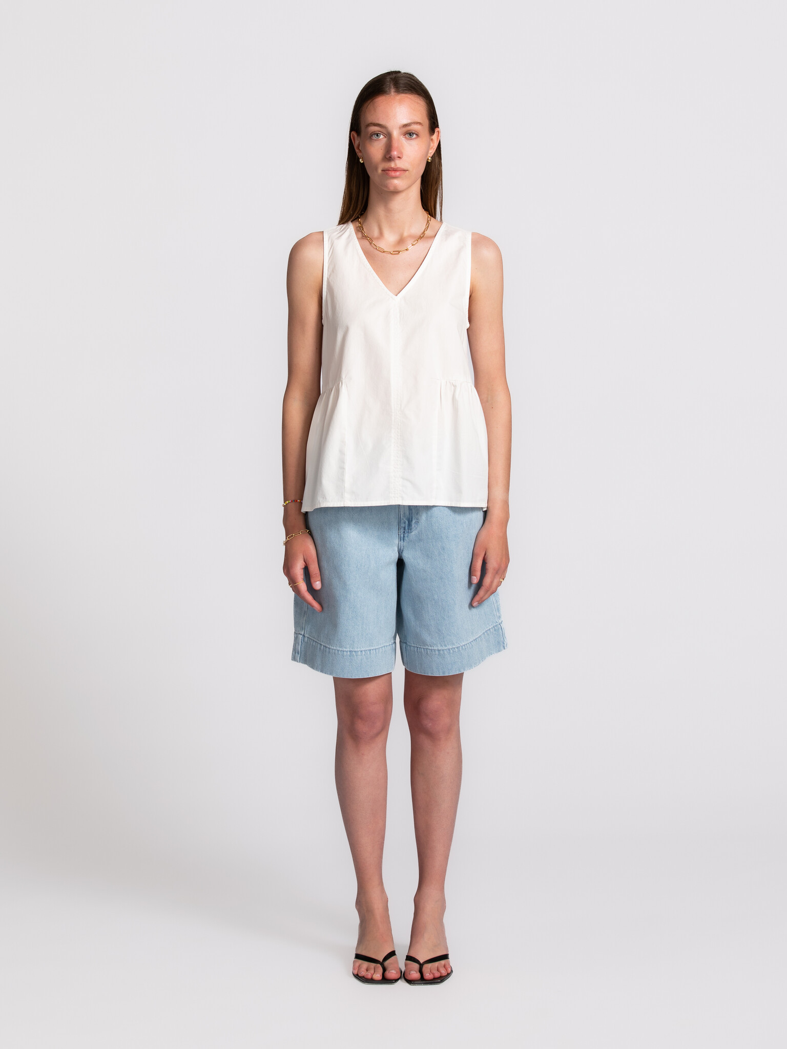 Selected mouwloze top Blair 3. Een witte top die de basis vormt van je outfit, maar dan met een subtiele twist. De V-hals...