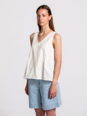 Top Blair. A white top that forms the base of your outfit, but with a subtle twist. The V-neck and soft peplum add just e...