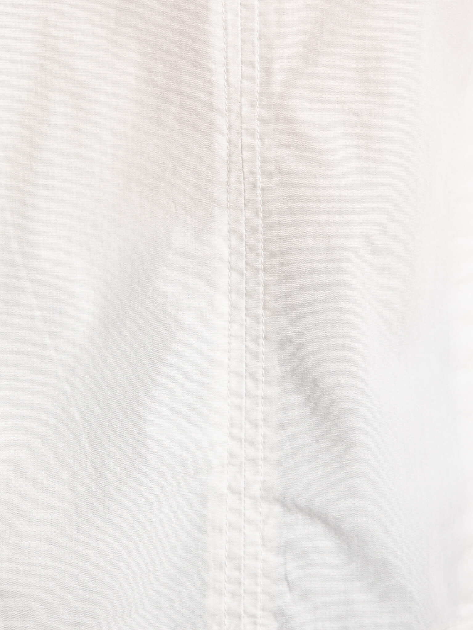 Selected mouwloze top Blair 6. Een witte top die de basis vormt van je outfit, maar dan met een subtiele twist. De V-hals...