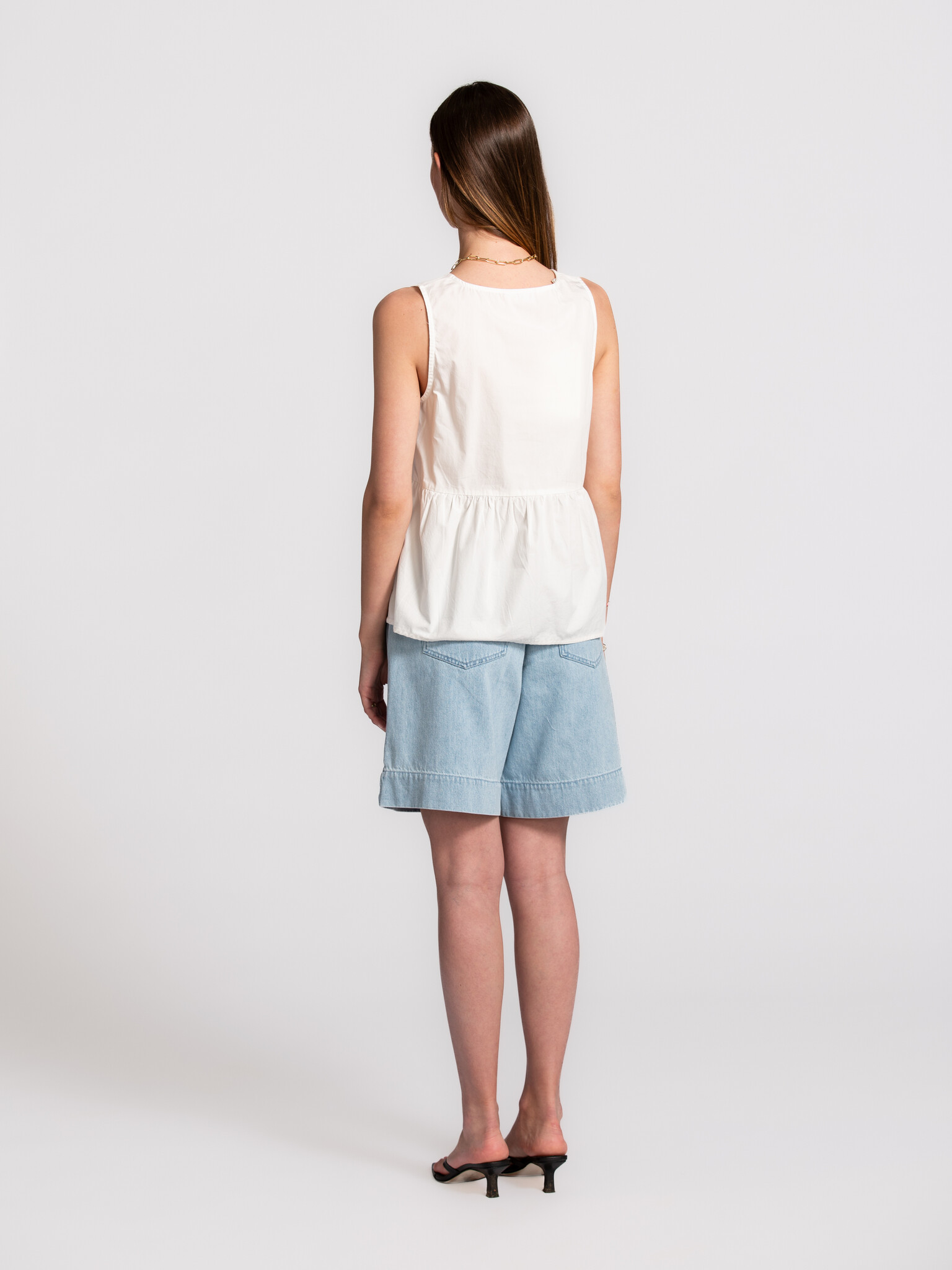 Selected mouwloze top Blair 5. Een witte top die de basis vormt van je outfit, maar dan met een subtiele twist. De V-hals...