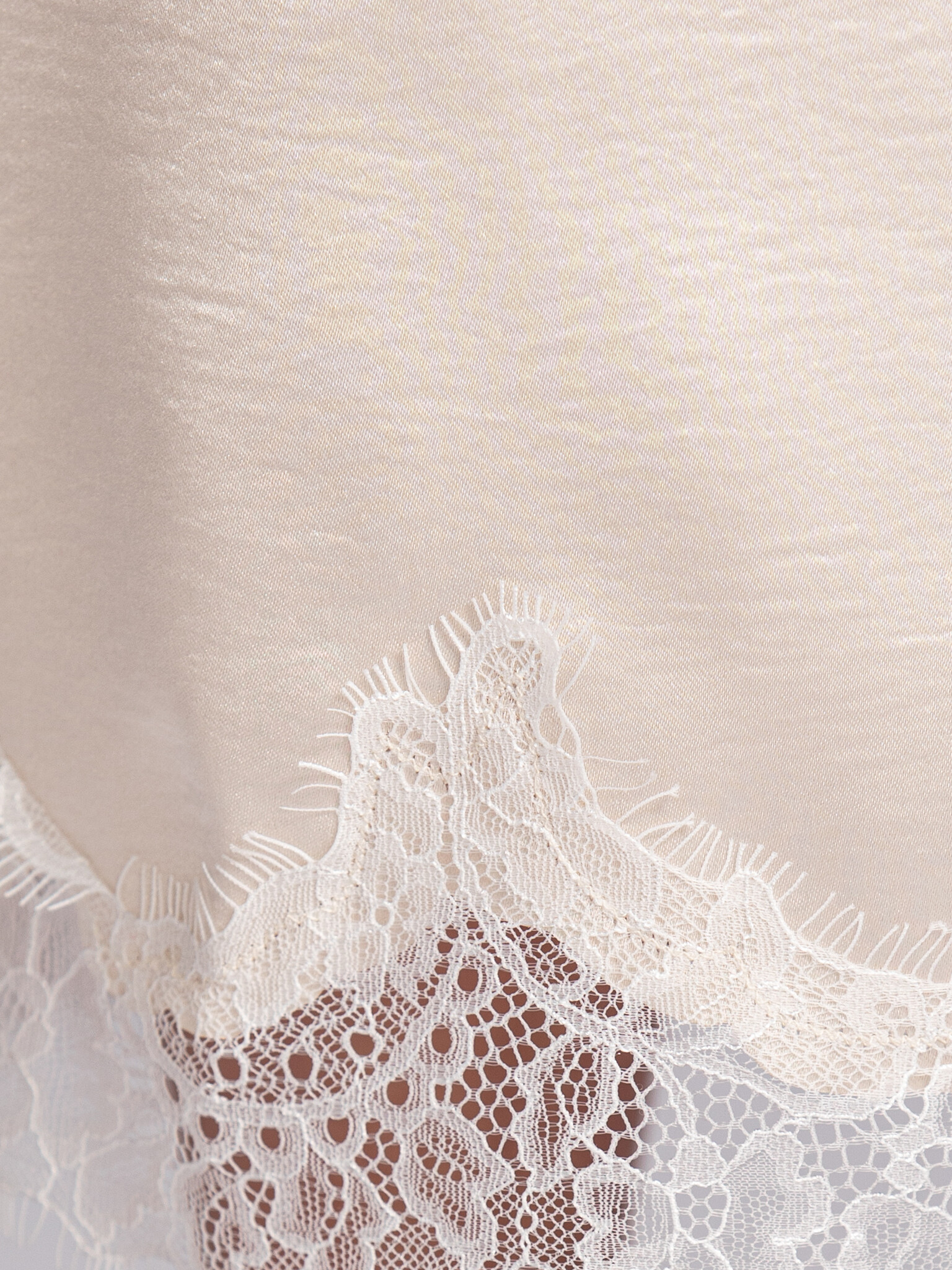 Les Soeurs  jupe en dentelle Celia 6. Élégance, avec une touche romantique. Le tissu fluide et la finition en dentelle cr...