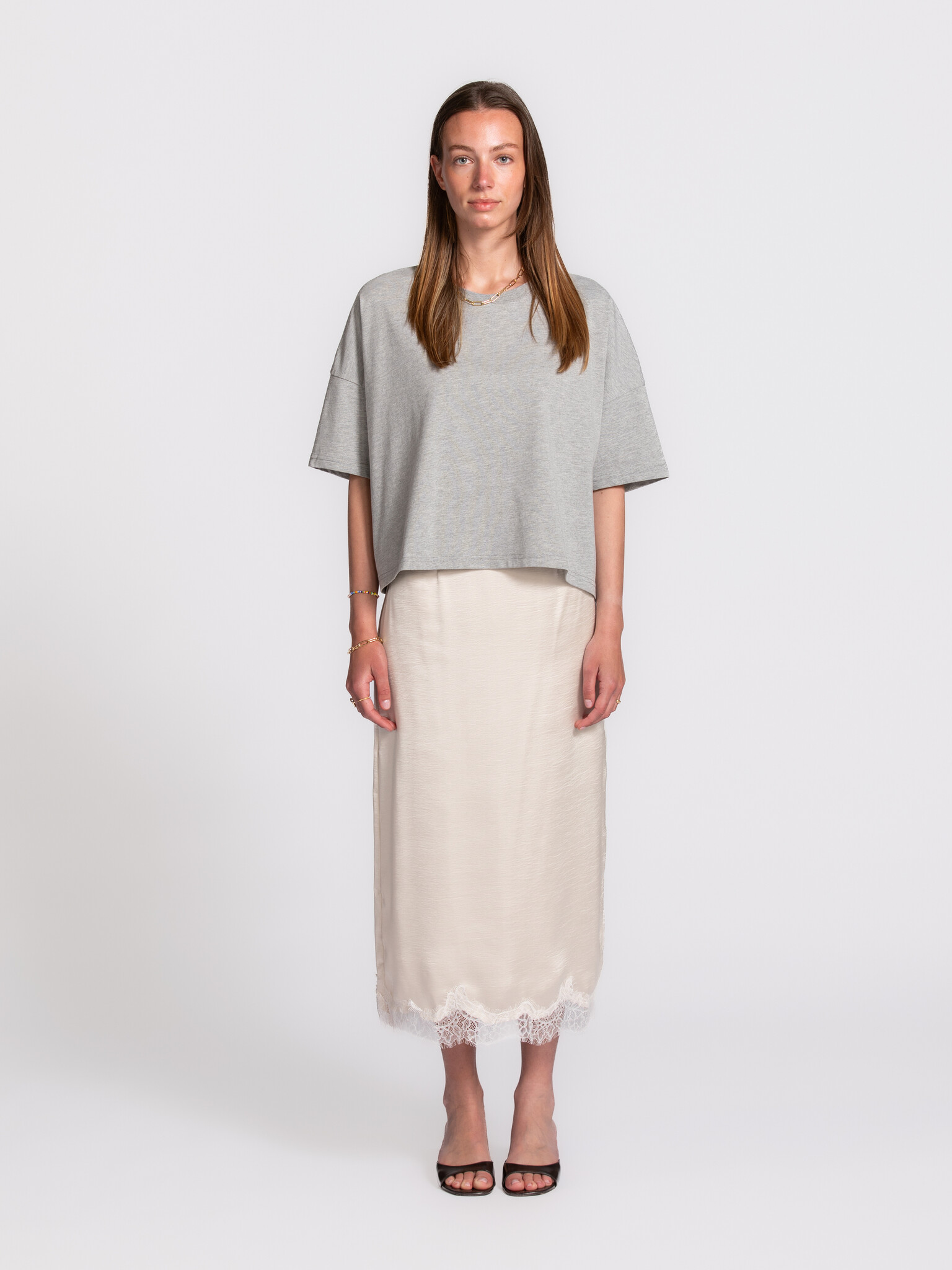 Les Soeurs boxy T-shirt Carrie 3. Wardrobe winner. Thanks to its loose fit and shorter length, this boxy tee brings a new...