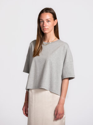 T-shirt Carrie. Wardrobe winner. Thanks to its loose fit and shorter length, this boxy tee brings a new dynamic to your l...